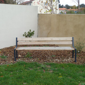 Banc exterieur sans accoudoirs - Assise et dossier composés de 5 lattes 1800 x 110 x épaisseur 35 mm