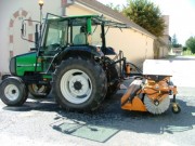 Balayeuse chariot élévateur et tracteur