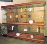 Vitrine meuble Socle et plafond en bois