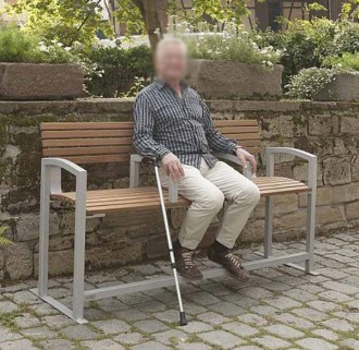 Banc public en bois et acier avec repose-pieds