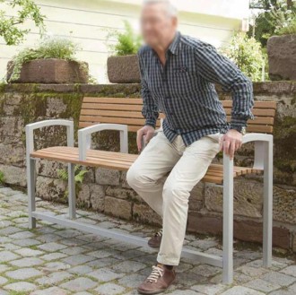 Banc public en bois et acier avec repose-pieds