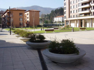 Jardinière contemporaine de ville en béton