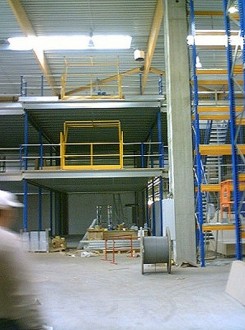 Mezzanine avec plateforme industrielle