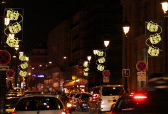 Panneau de rue lumineux motif cadeaux