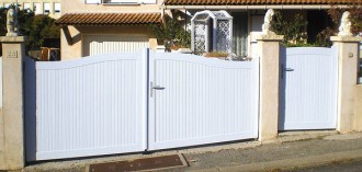 Portail battant PVC blanc plein