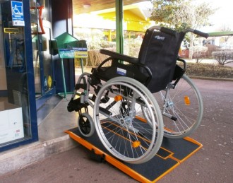 Rampe handicapé pliable charge 300 Kg - Devis sur Techni-Contact.com - 1