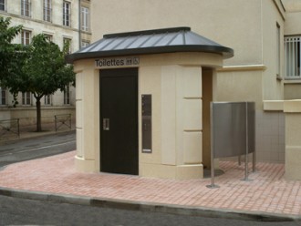 Toilette public ovale plus urinoirs - Devis sur Techni-Contact.com - 1